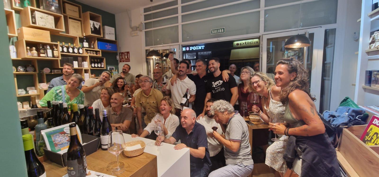 Grupo brindando con vino en La Revuelta